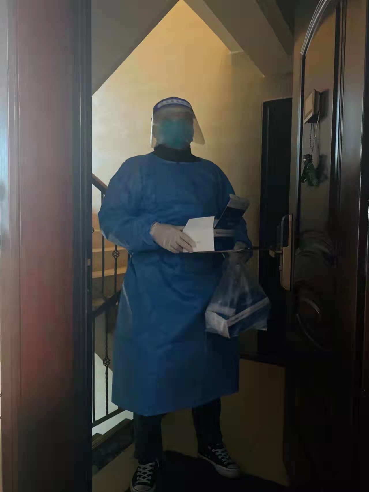 房產公司陳志光在社區分發物資